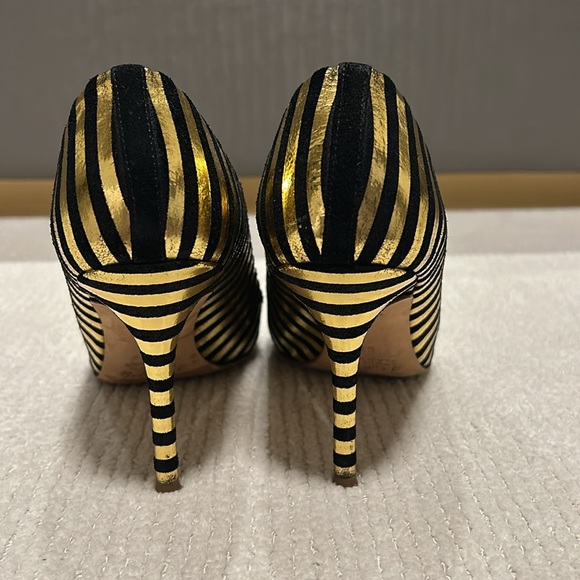 J. Crew Black and Gold Stripe Leather Pump
Size 6.5 - Picture 4 of 7